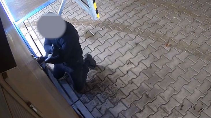 Muž vyrážel se šperhákem na kasy v automyčkách, škoda přes milion korun